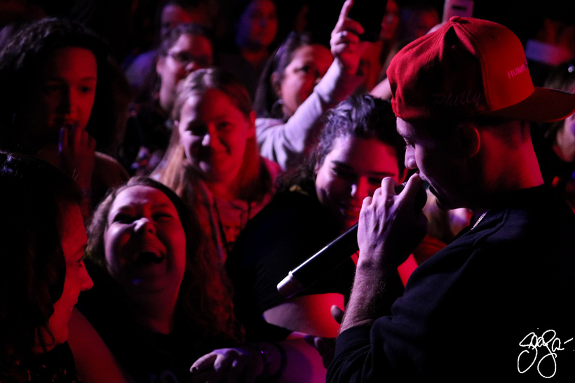 Leon Budrow performing close to a live audience
